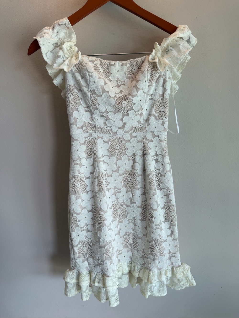 Selfie‎ Leslie White Floral Lace Ruffle Mini Dress Nude Lining Womens Small